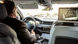 Mercedes Classe S avec chauffeur en costume conduisant un client élégant, à Paris