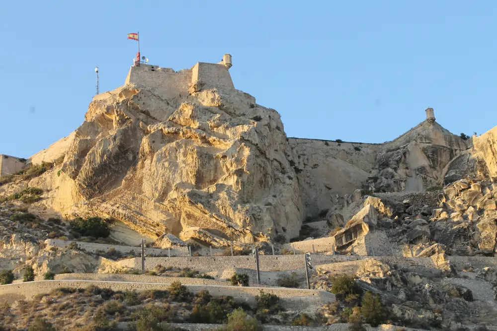 Le château de Santa Bárbara offre une vue panoramique imprenable sur Alicante